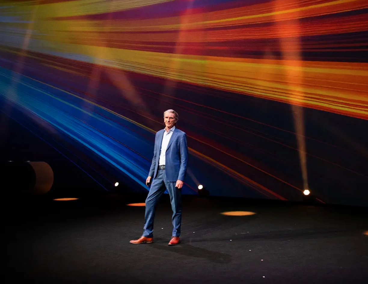 Bob de Wit op het podium tijdens een keynote